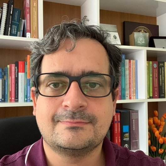 Médico Alessandro Lisboa da Silva em seu consultório
